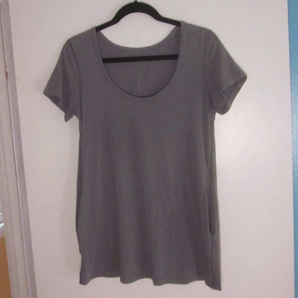 Lululemon Womens Size M Rear Seamed Tee Shirt with Pockets Short Sleeve Top